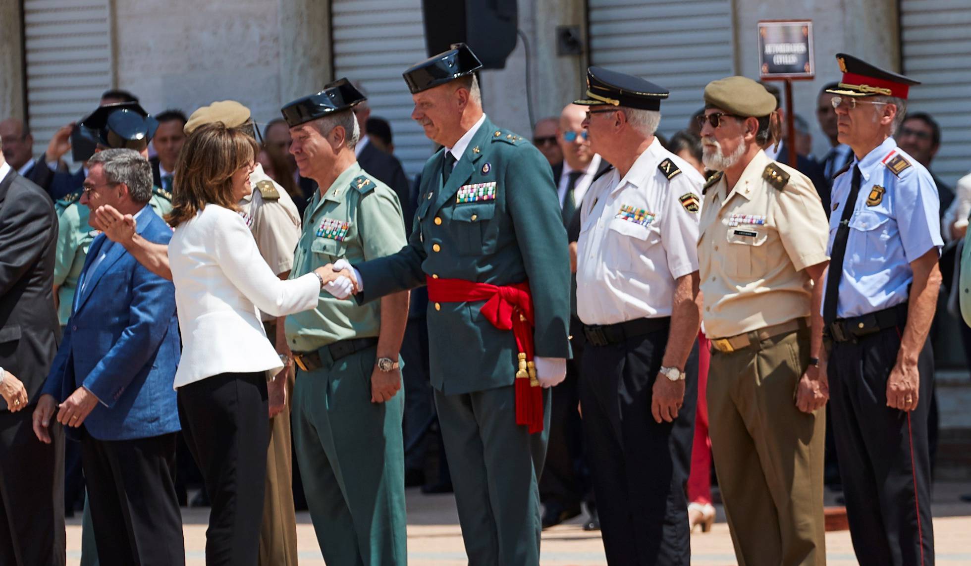 Imagen de archivo en la que  la secretaria de Estado de Seguridad, Ana Botella, saluda al jefe de la Guardia Civil en Cataluña, Pedro Garrido. Foto: Alejandro García EFE