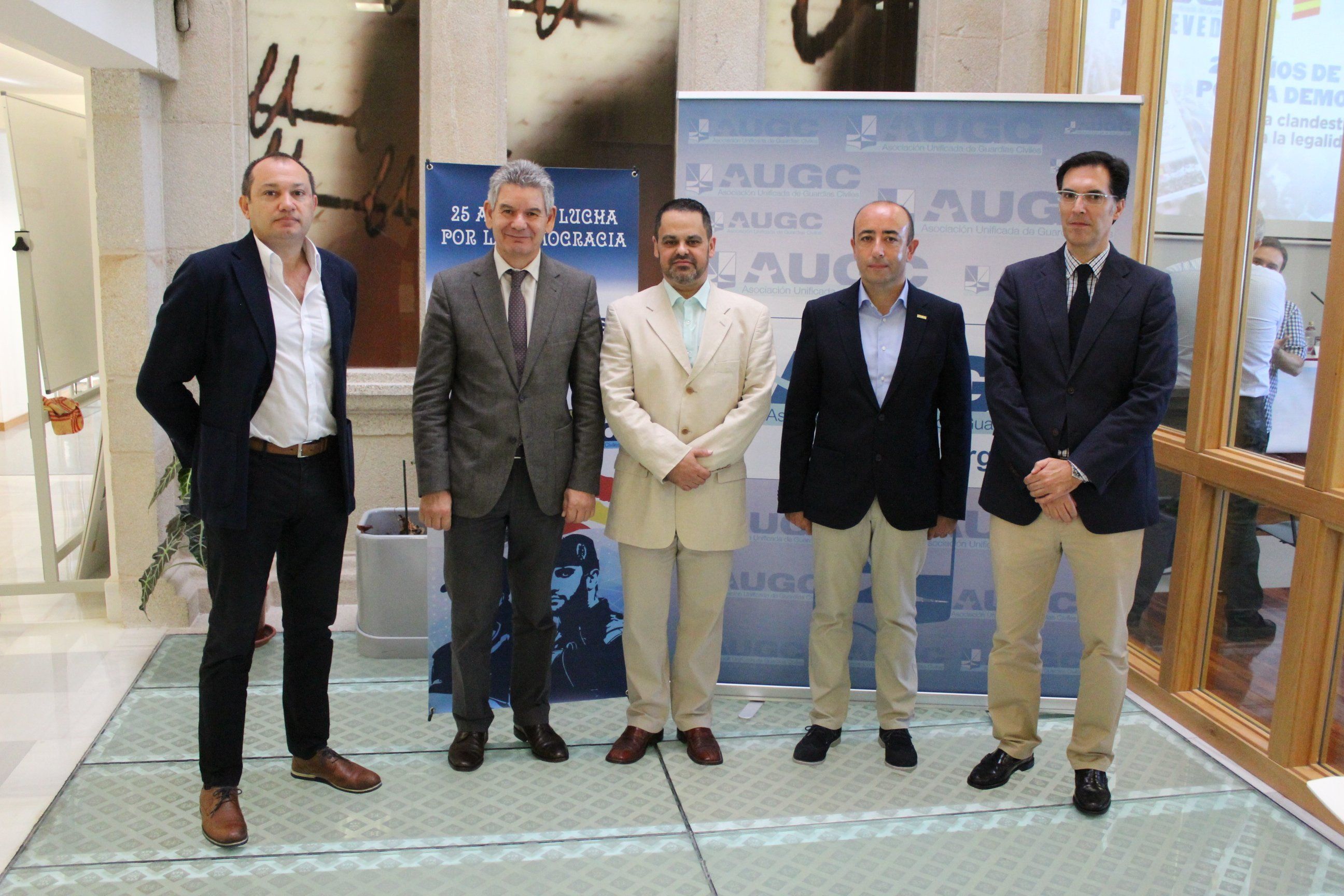 Las autoridades asistentes al acto posan junto con los representantes de AUGC.