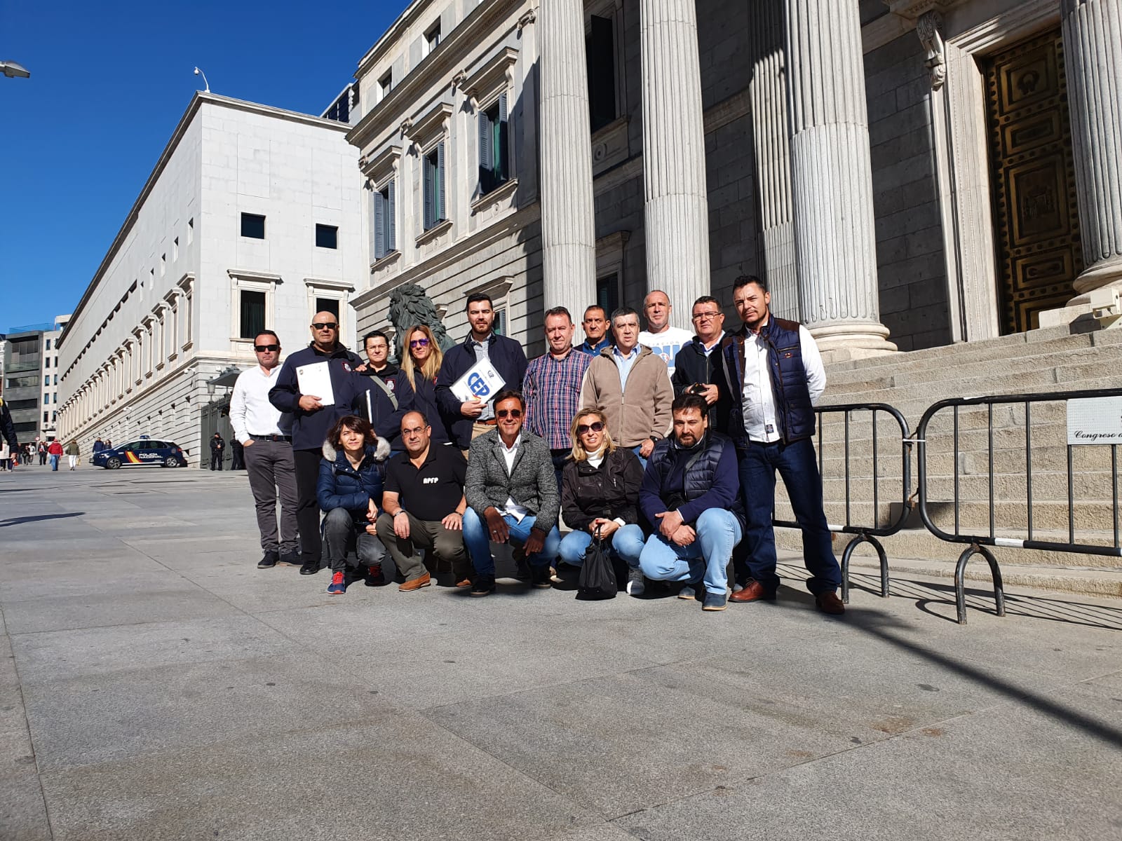 Los representantes de la iniciativa, tras presentar ésta ante el Congreso. En el centro, agachado, el coordinador de la Comisión de Retirados de AUGC, Javier Torrellas.
