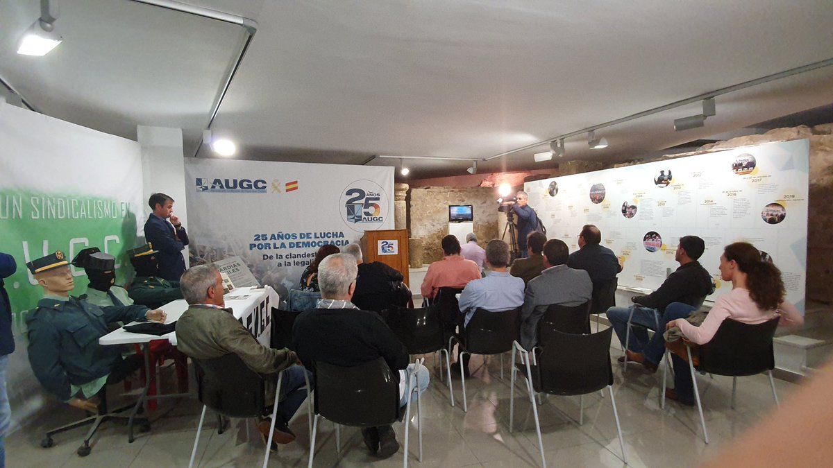 Un momento del acto de presentación de la exposición en la que AUGC recuerda sus primeros veinticinco años de lucha por los derechos de los guardias civiles, y que hoy ha abierto sus puertas en Mérida, tras su paso por Sevilla.