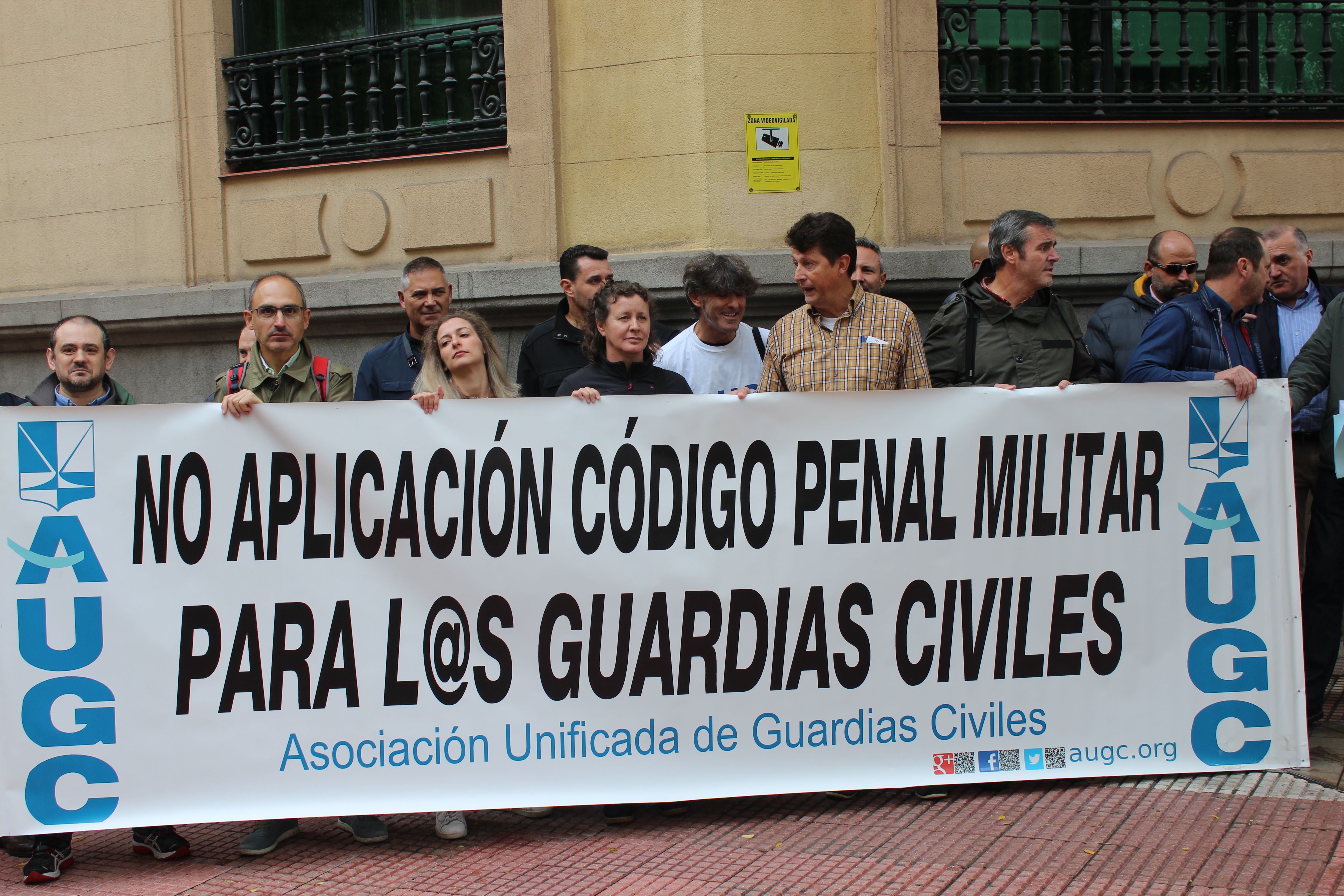 Representantes de AUGC procedentes de distintos puntos de España se concentraron el pasado 17 de octubre frente a la sede del Defensor del Pueblo para protestar contra la aplicación del Código Penal Militar a los guardias civiles.