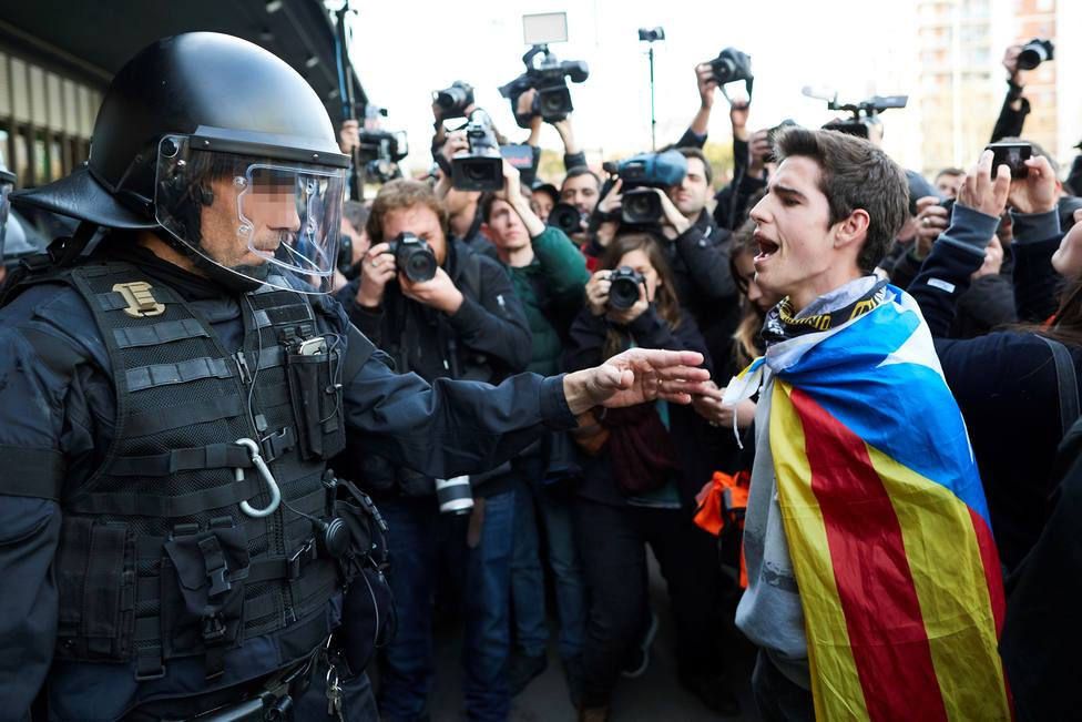 Un joven independentista se encara con un guardia civil en Cataluña.