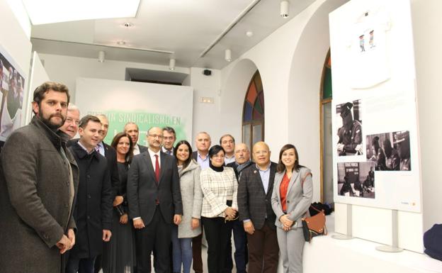 Las autoridades y representantes de AUGC que asistieron ayer a la inauguración en León posan para la foto de familia.