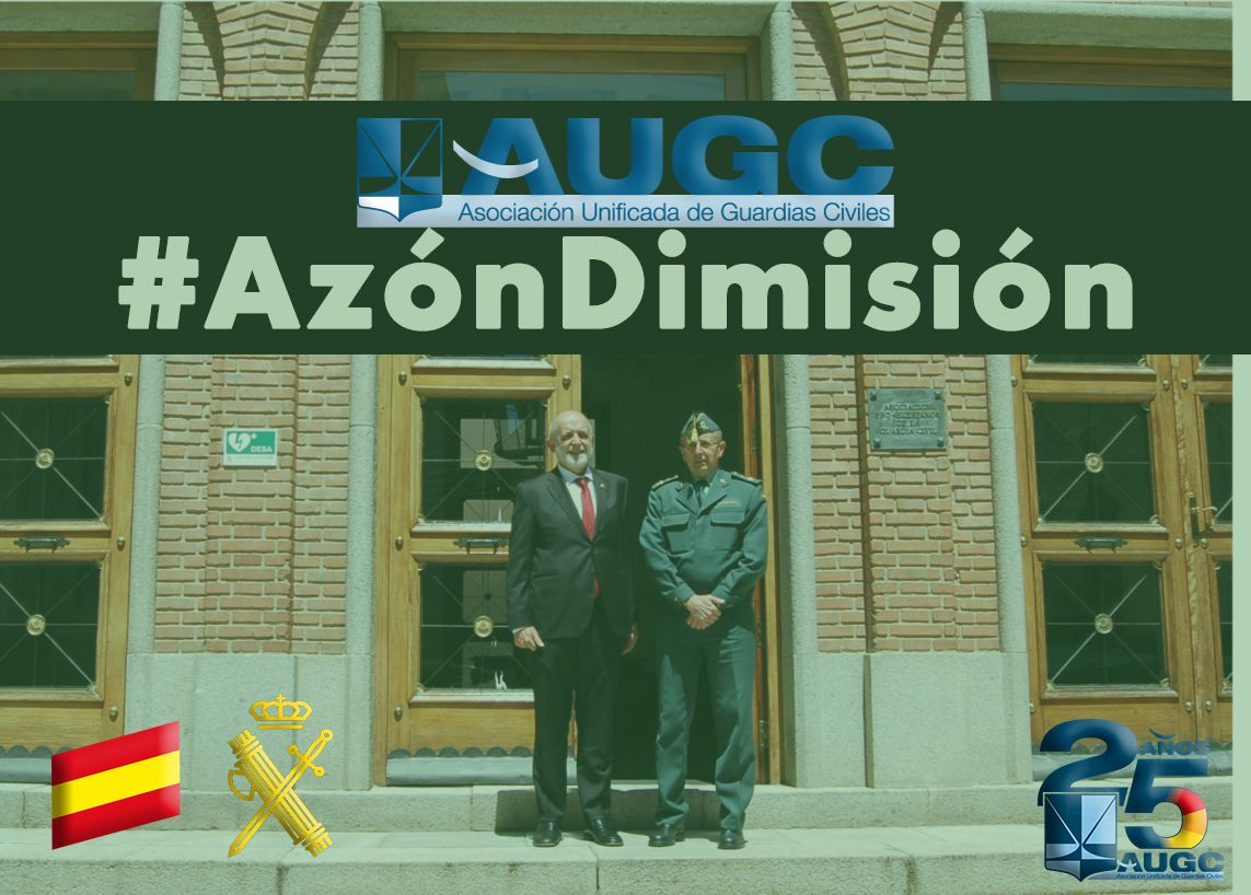 Félix Azón, director general de la Guardia Civil, posa ante la sede de la Asociación Pro-Huérfanos.