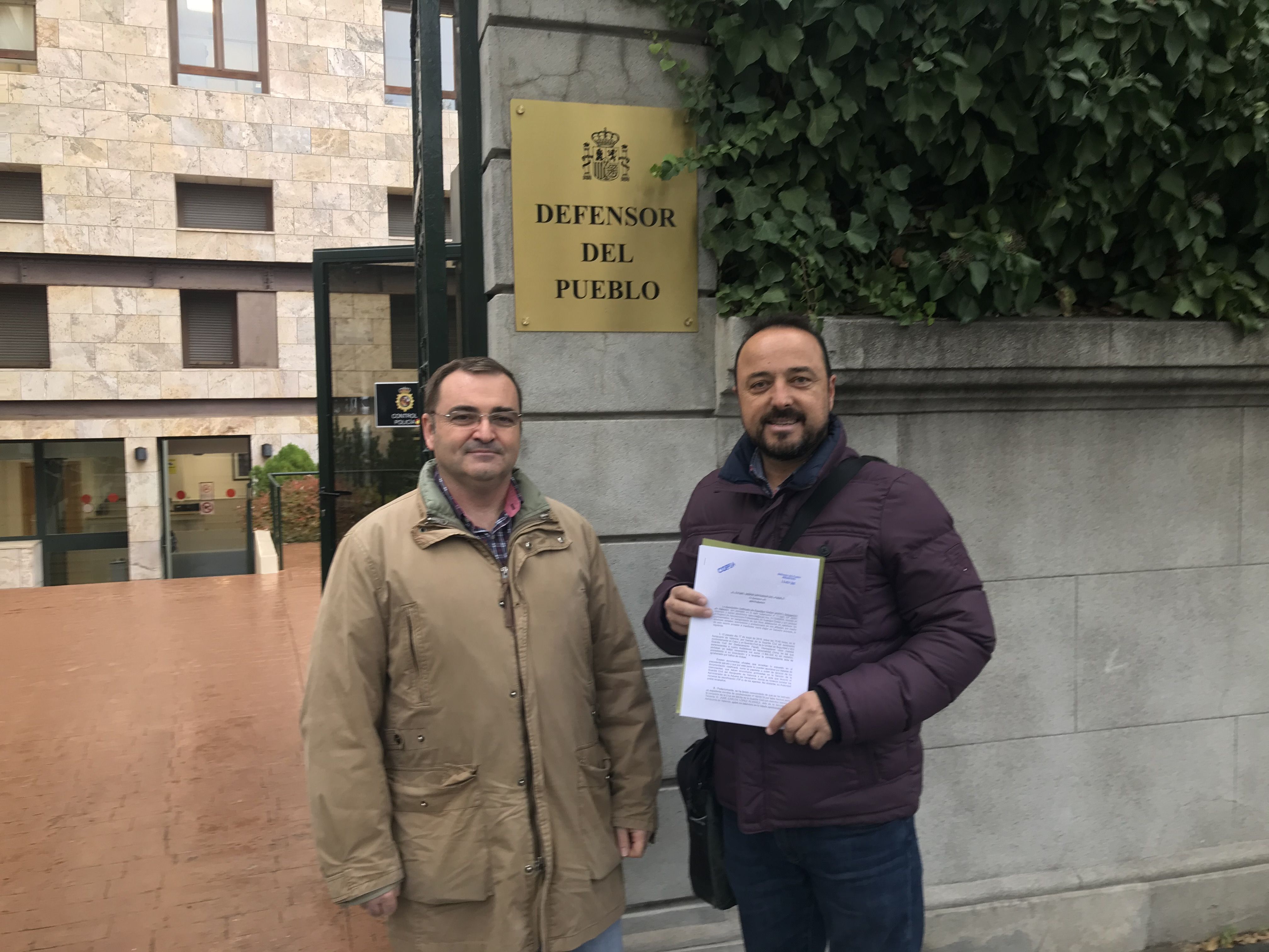 Juan José Tocón Secretario Provincial y Miguel López secretario organización AUGC Valencia, ante la sede del Defensor del Pueblo.