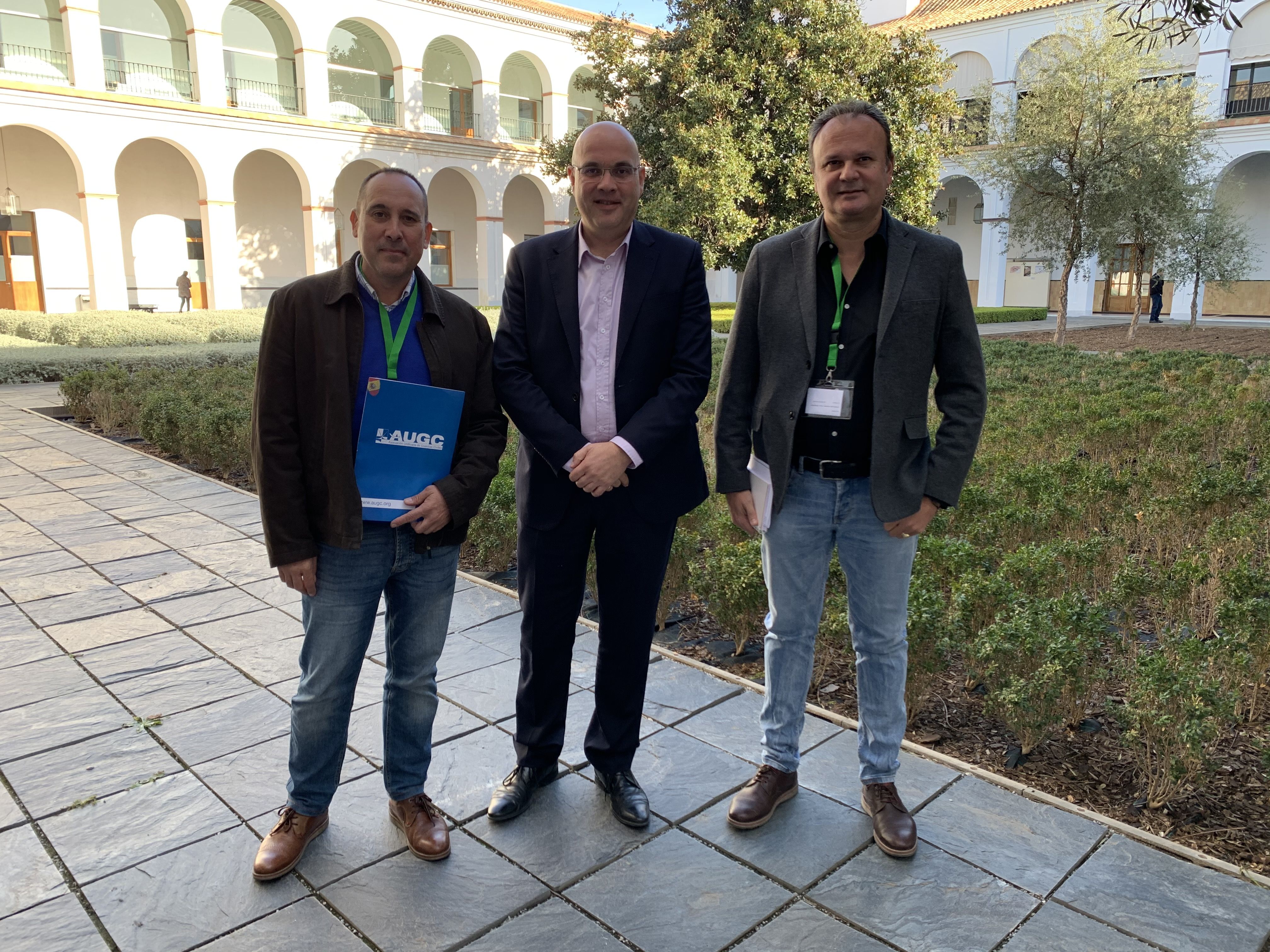 José Manuel Manso (izquierda), secretario general de la Federación Andaluza de AUGC, y José Cabrera Farfán, secretario nacional de Organización, flanquean al representante de la Junta de Andalucía.