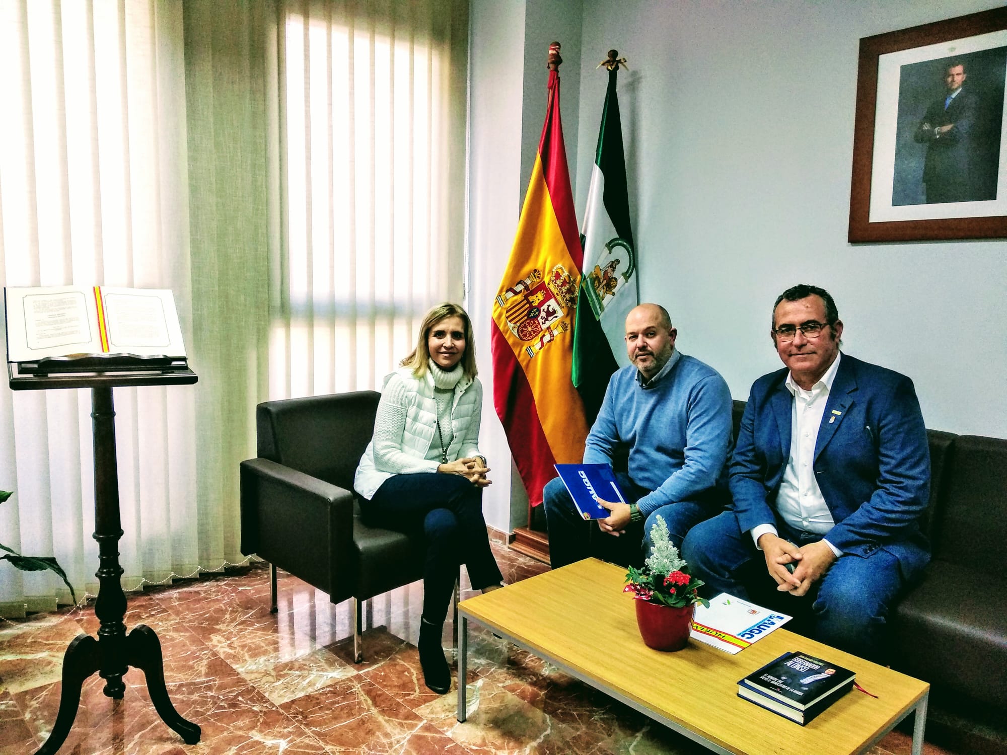 Los representantes de AUGC, con la Subdelegada del Gobierno en un momento de la reunión que han mantenido hoy.