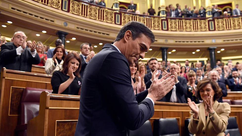 Pedro Sánchez celebra en el Congreso su investidura tras la votación celebrada el pasado martes en el Congreso.
