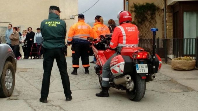 Un guardia civil, junto a un agente de la Policía Foral de Navarra.