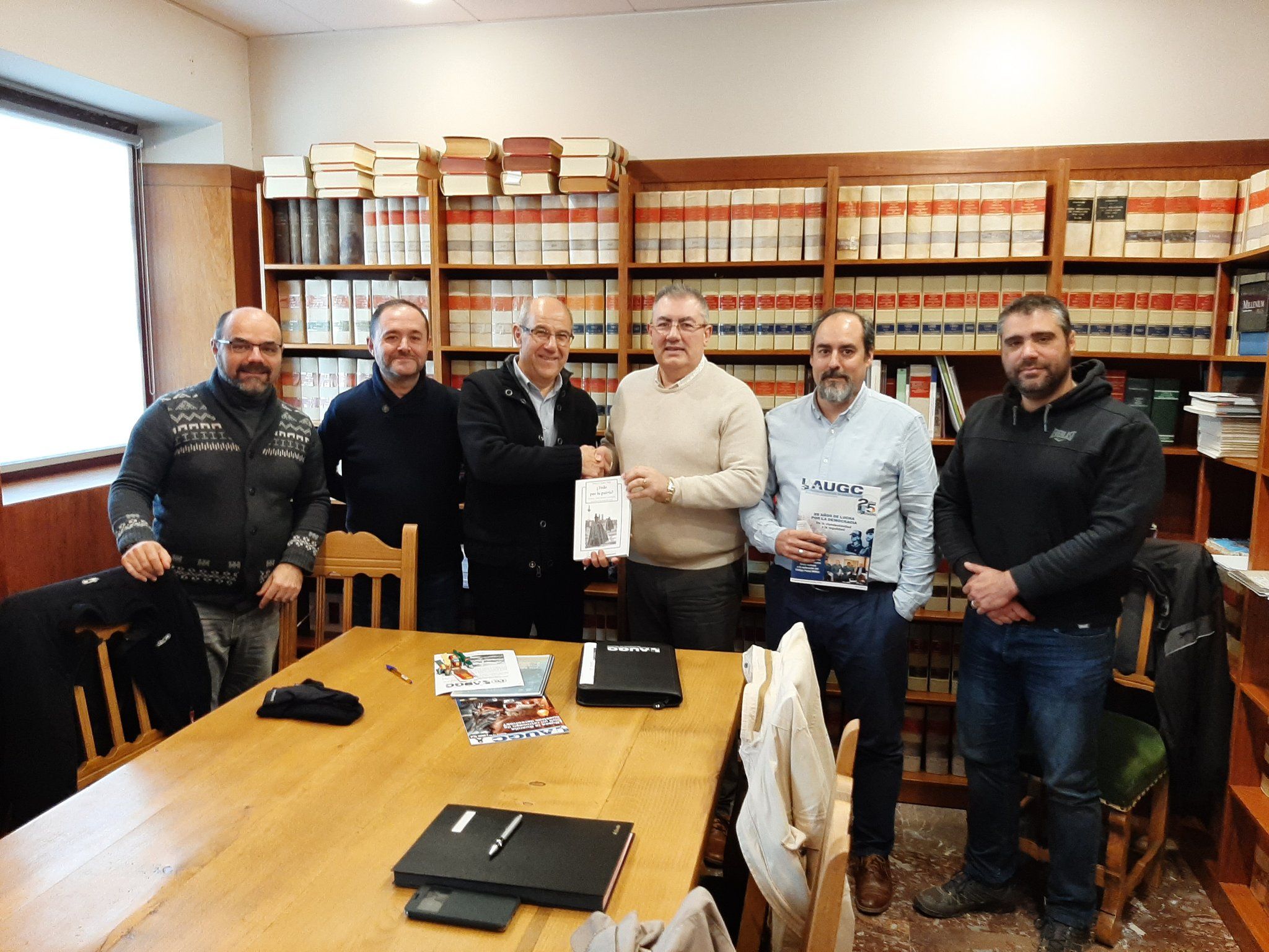 Los representantes de AUGC Navarra posan con el alcalde tras la reunión.