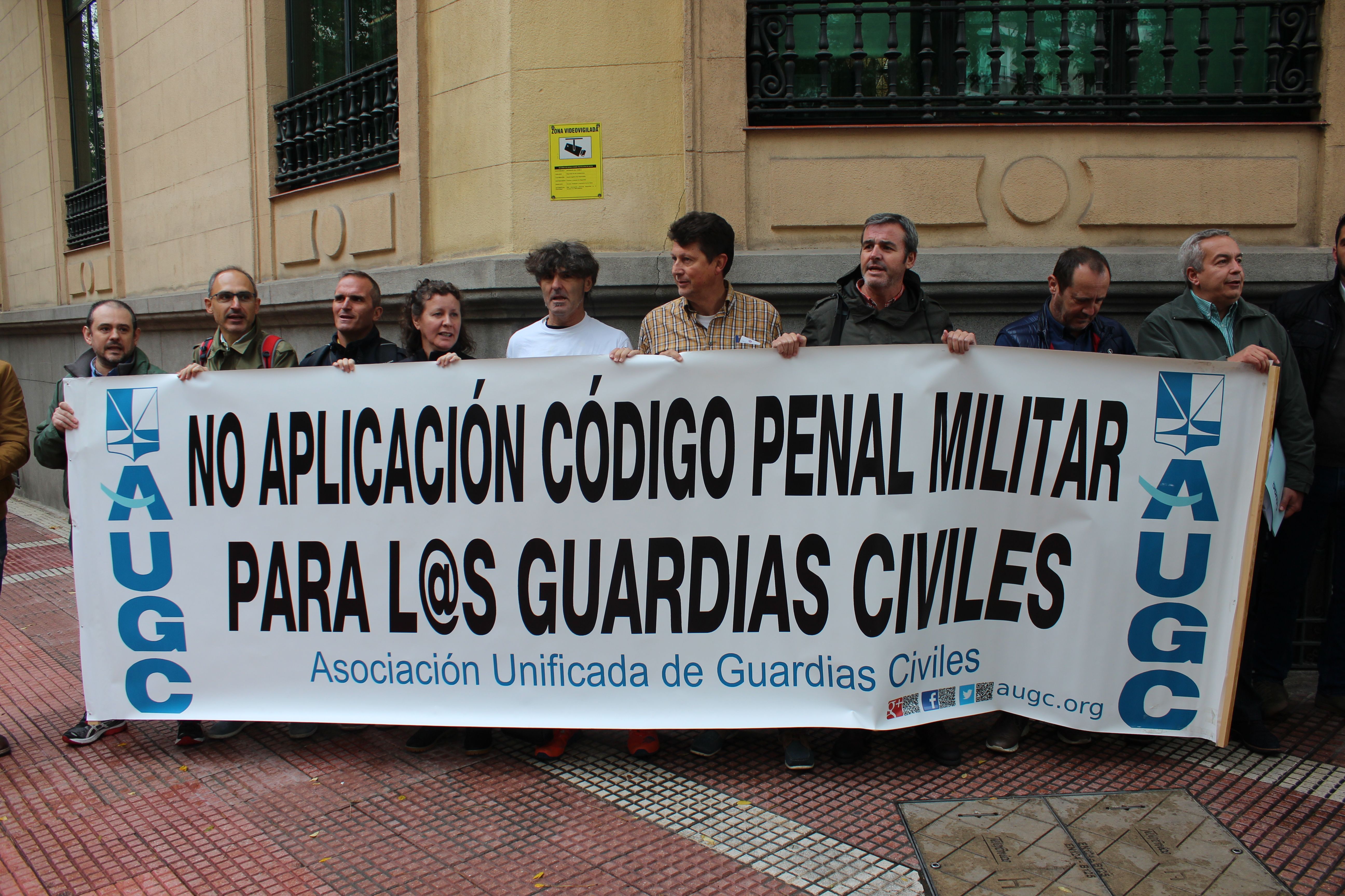 Imagen de la concentración realizada en octubre ante la sede del Defensor del Pueblo.