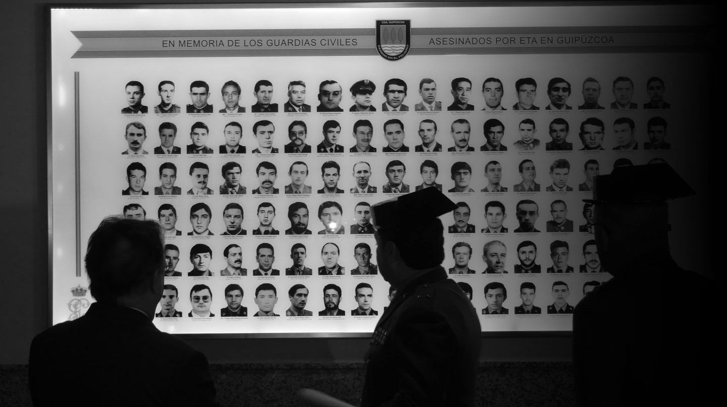 Panel fotográfico con las imágenes de los guardias civiles asesinados por ETA.