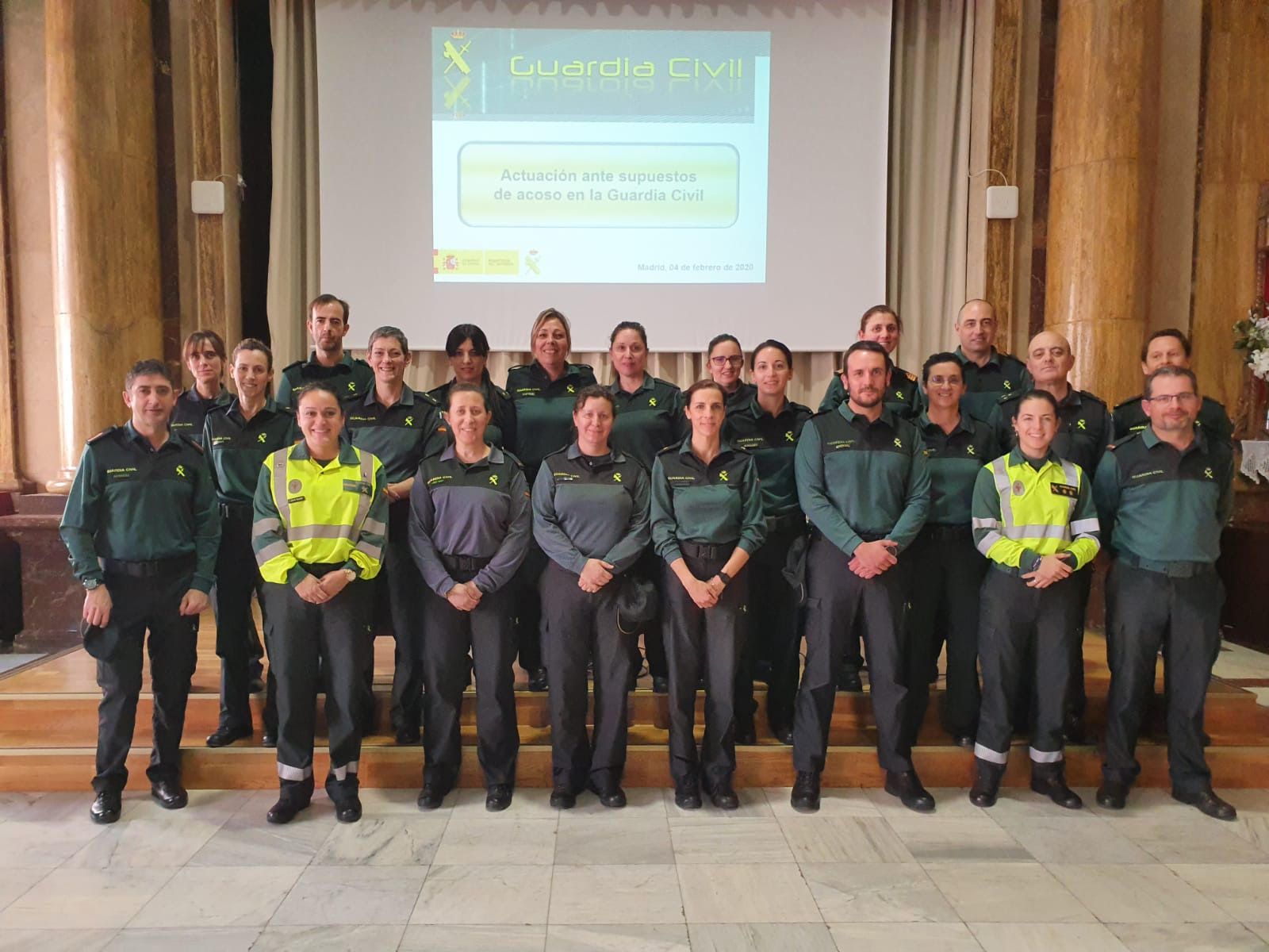 Las asistentes a la reunión posan tras la celebración de la misma.