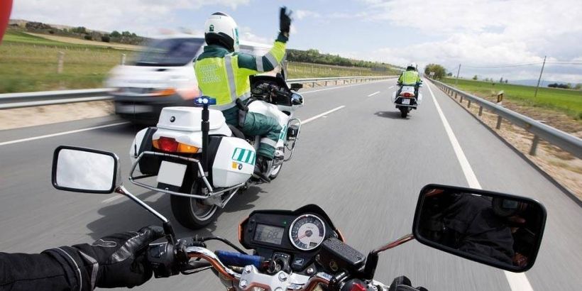 Dos motoristas de la Agrupación de Tráfico de la Guardia Civil. Dos motoristas de la Agrupación de Tráfico de la Guardia Civil.