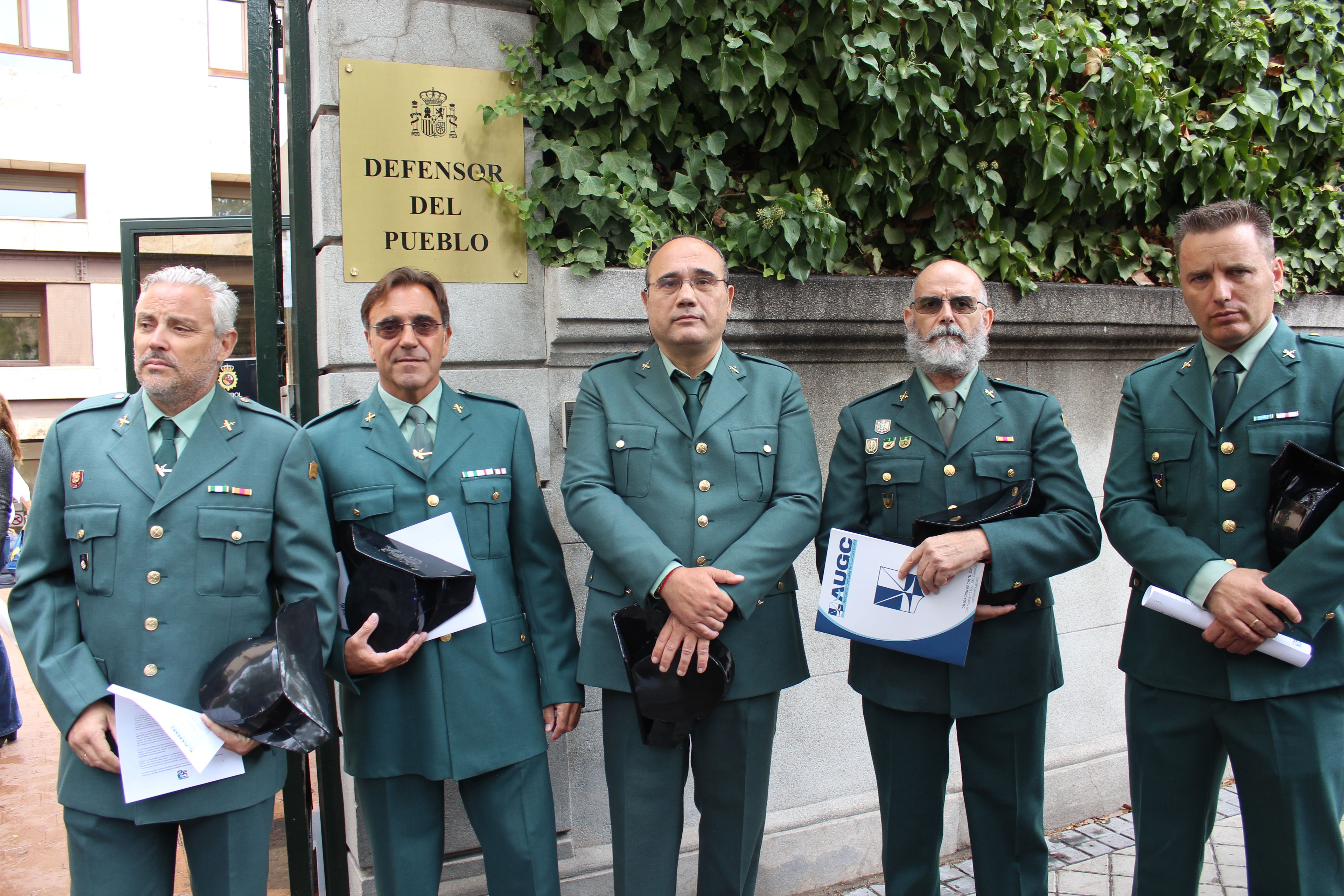Representantes de AUGC posan ante la sede del Defensor del Pueblo en octubre de 2019, cuando se produjo una concentración en repulsa por la aplicación del Código Penal Militar a los guardias civiles.