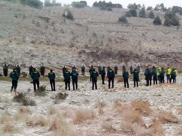 Ejercicios de tiro de la Guardia Civil en el campo.