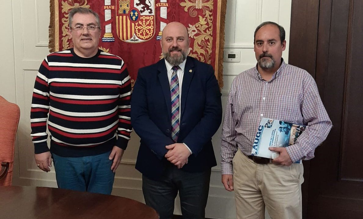 El delegado del Gobierno, en el centro, flanqueado por los representantes de AUGC Navarra.