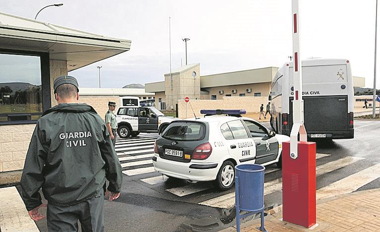 El hacinamiento de guardias civiles en centros penitenciarios por la suspensión de los descansos pone en riesgo su salud.