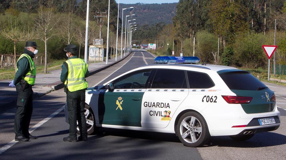 Guardias civiles, en un control de carretera.