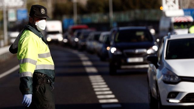 Un guardia civil con una mascarilla vigila el tráfico.