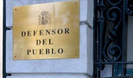 Detalle de la fachada del edificio que alberga al Defensor del Pueblo.