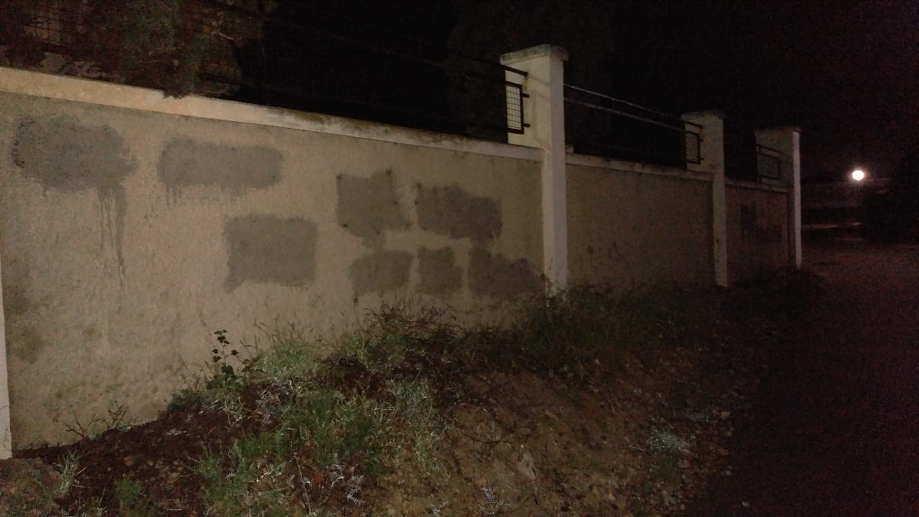 Tapia del cuartel donde se llevó a cabo la pintada amenazante