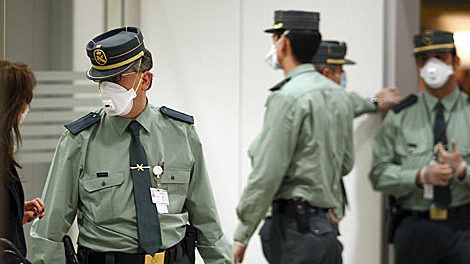 Un grupo de guardias civiles protegidos con mascarillas
