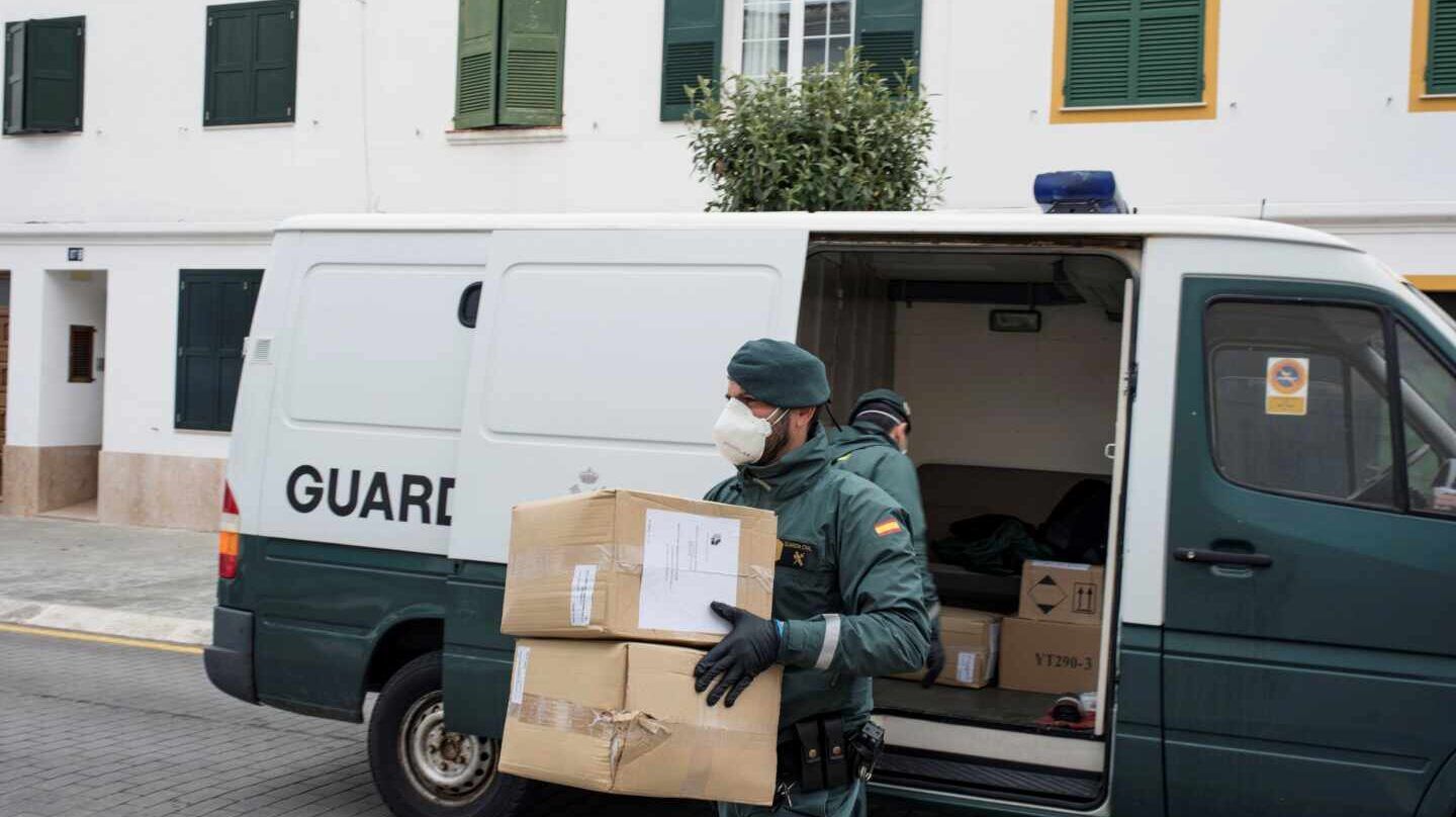 Guardias civiles descargan una partida de tests rápidos contra el coronavirus.