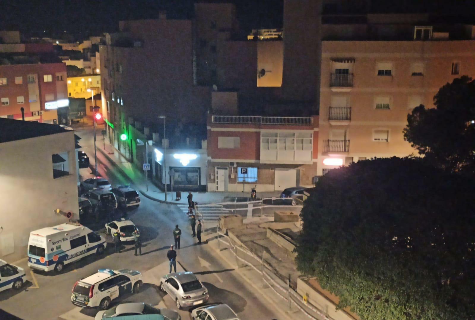 Imagen de una actuación de guardias civiles en la localidad almeriense de Roquetas de Mar, donde se han producido agresiones a agentes.