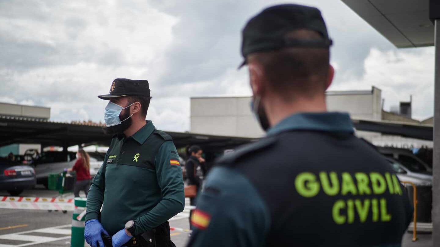Guardias civiles se protegen con mascarillas durante su servicio.