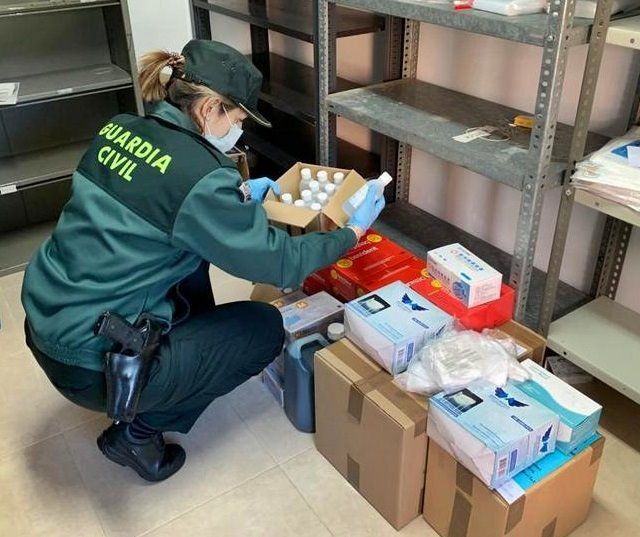Una guardia civil revisa una partida de material de protección contra el coronavirus.