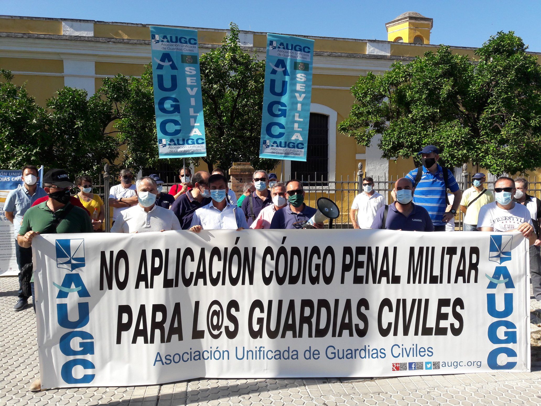 Representantes de AUGC, durante la concentración celebrada esta mañana en Sevilla.