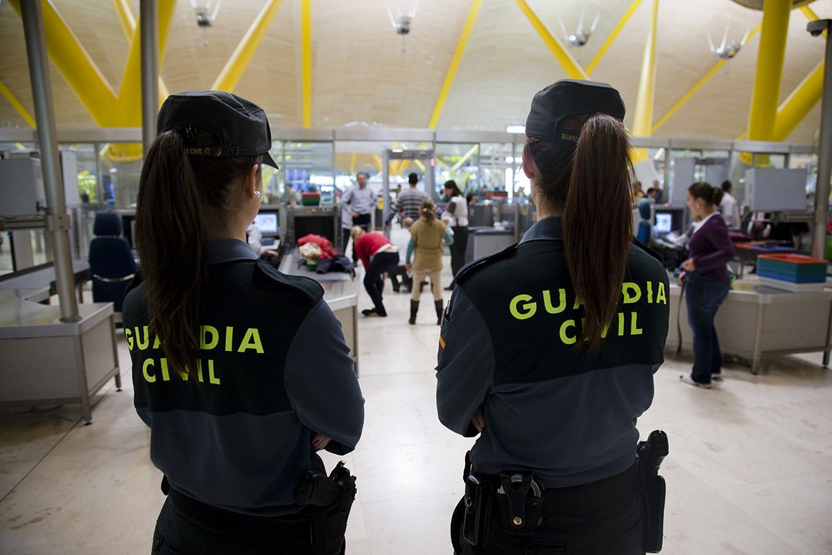 Dos guardias civiles durante un servicio en el aeropuerto de Madrid Barajas.