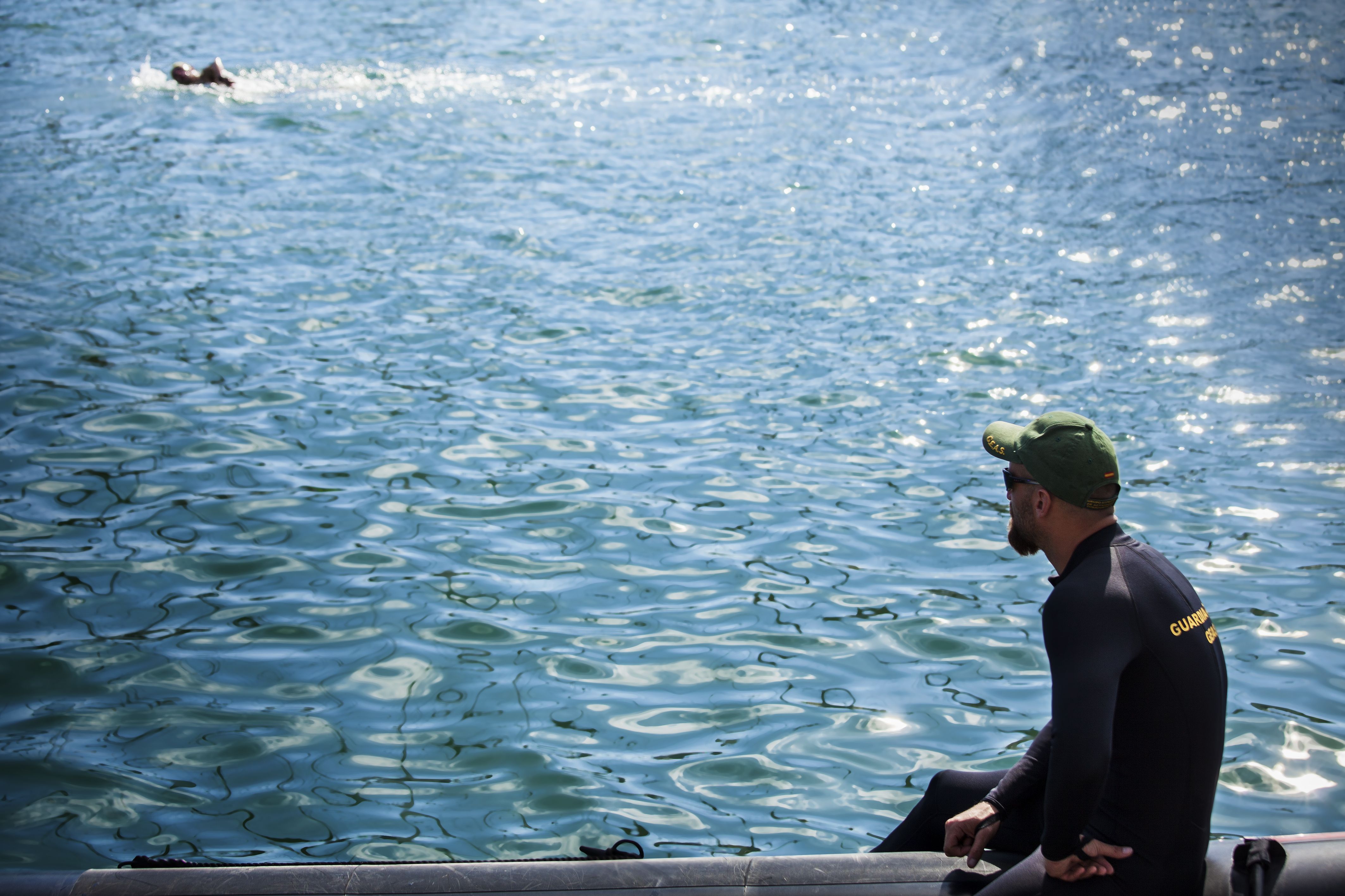 Un guardia civil vigila la costa