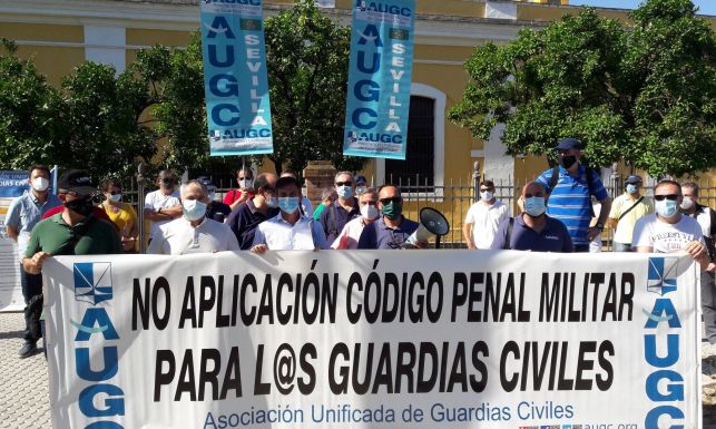 Representantes de AUGC, durante la concentración celebrada esta mañana en Sevilla.