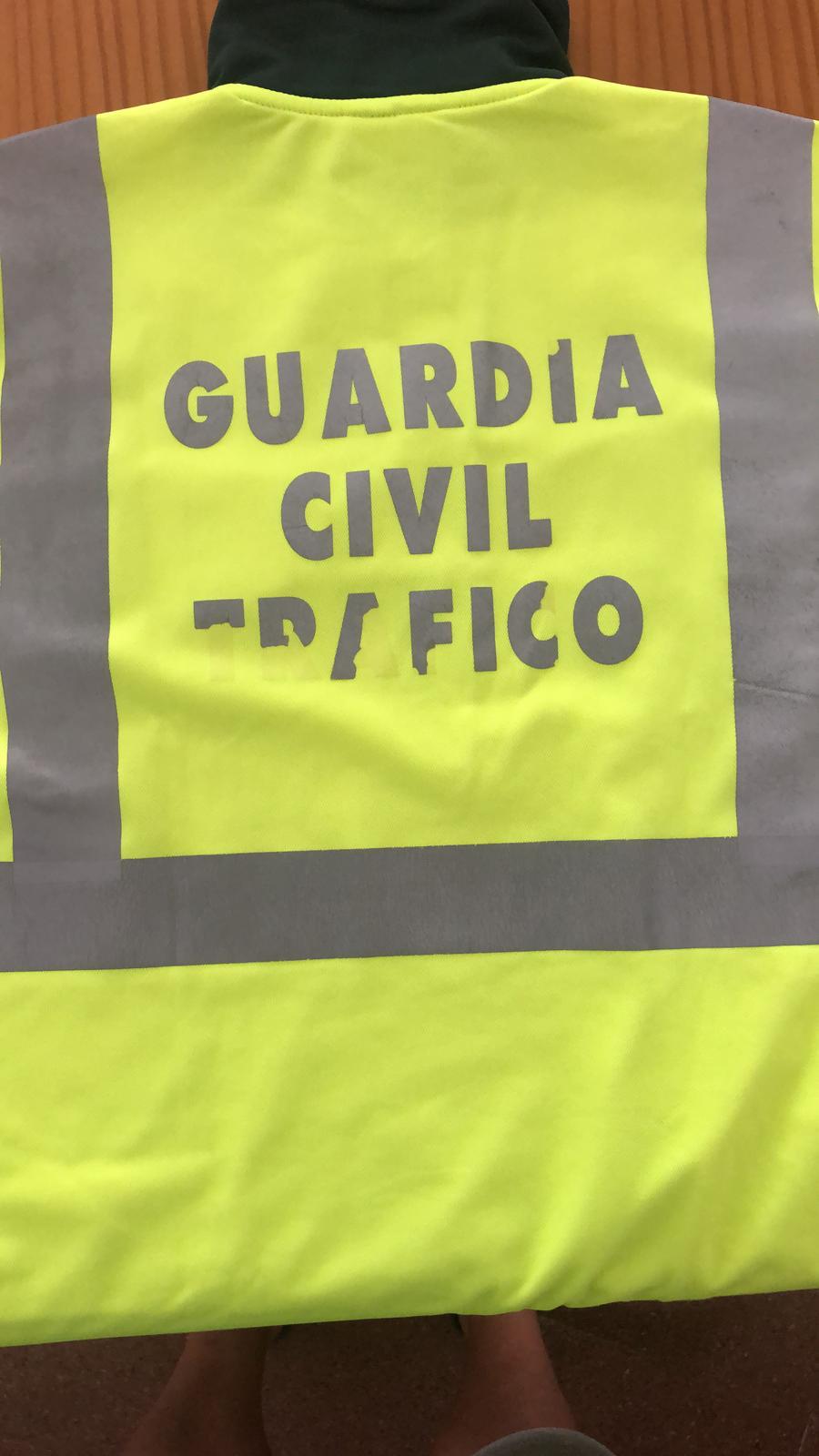 Estado de un chaleco de un agente de Tráfico, donde se aprecia un evidente deterioro.