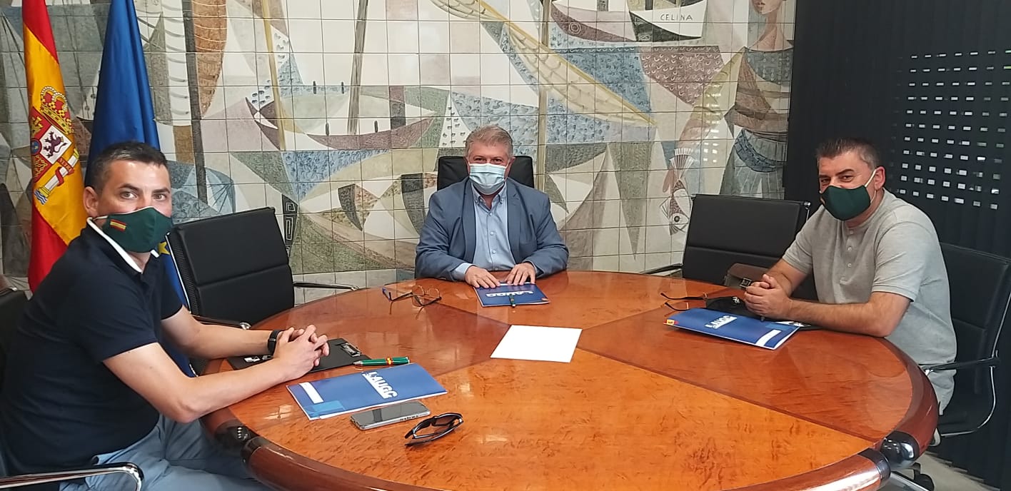 El delegado del Gobierno en Murcia, José Vélez, flanqueado por los representantes de AUGC en la Región.