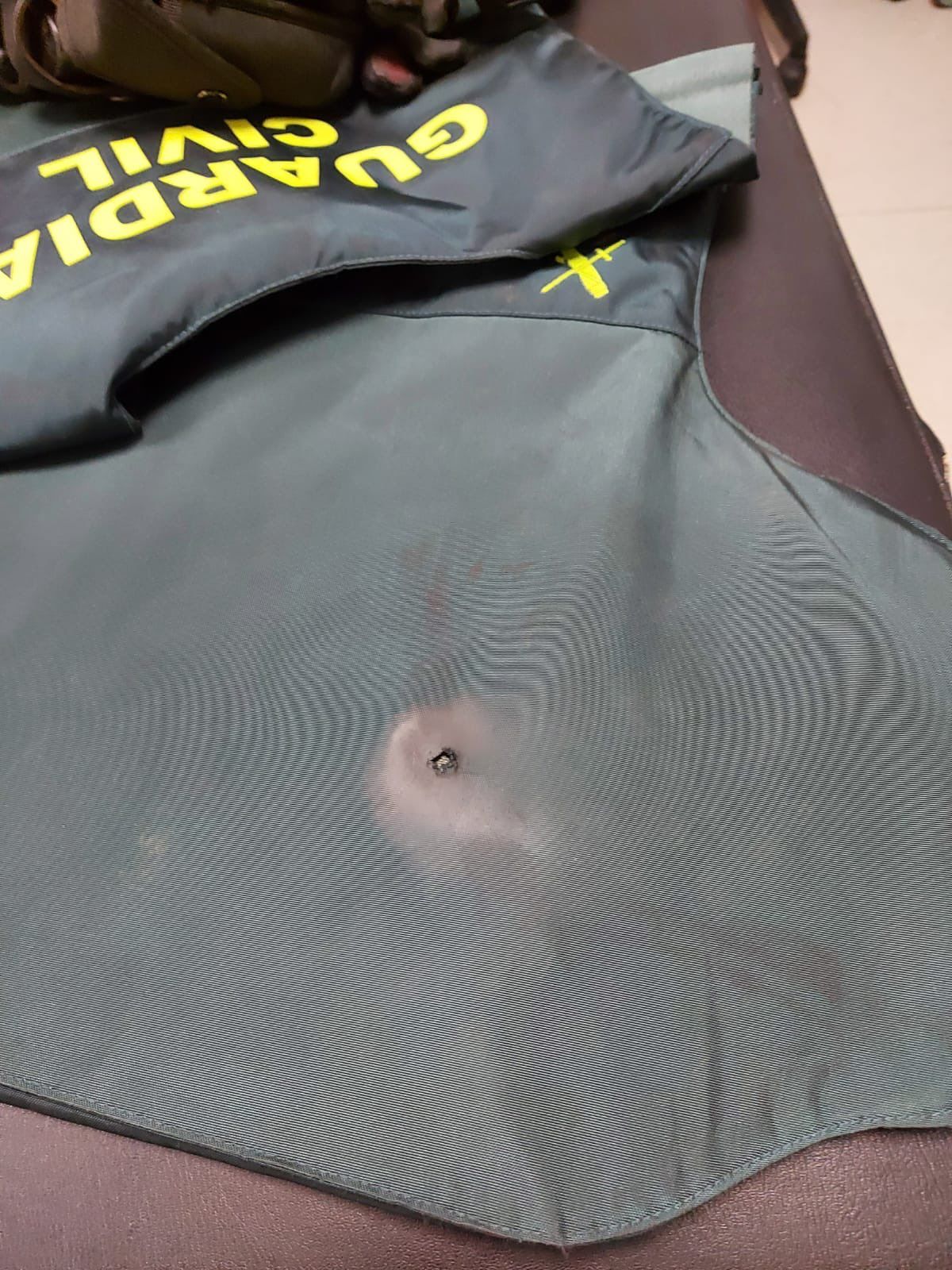 El chaleco con el agujero de bala.