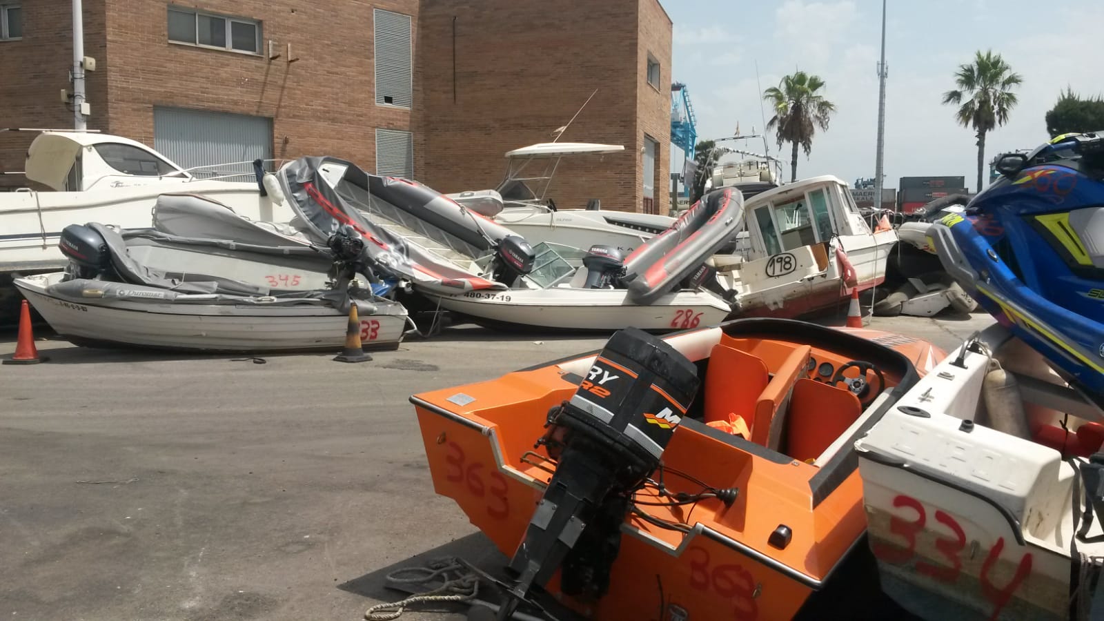 Embarcaciones incautadas, amontanadas en las instalaciones del Servicio Marítimo de Algeciras.