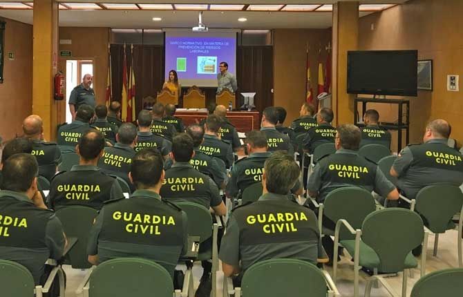 Guardias civiles, durante un programa formativo.