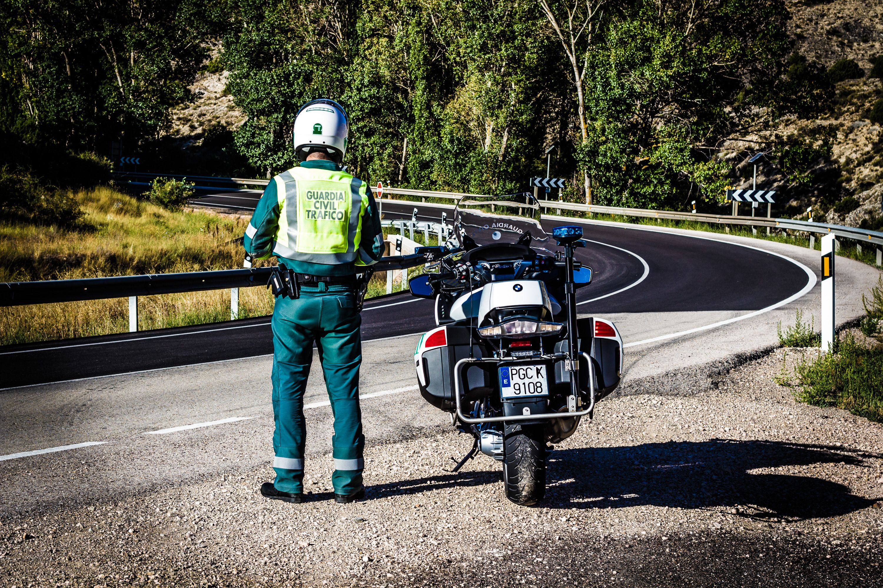 Un agente de la Agrupación de Tráfico, junto a su motocicleta.