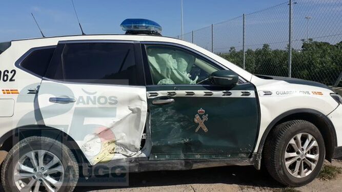 Vehículo de la Guardia Civil tras ser embestido en Chipiona por un coche de narcos.
