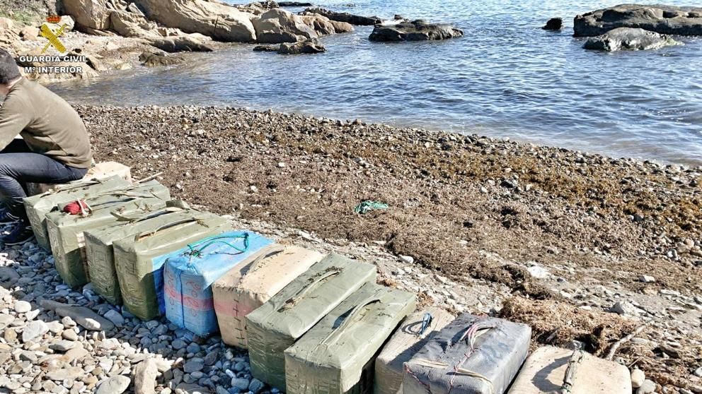 Fardos de droga incautados en una playa de Cádiz.