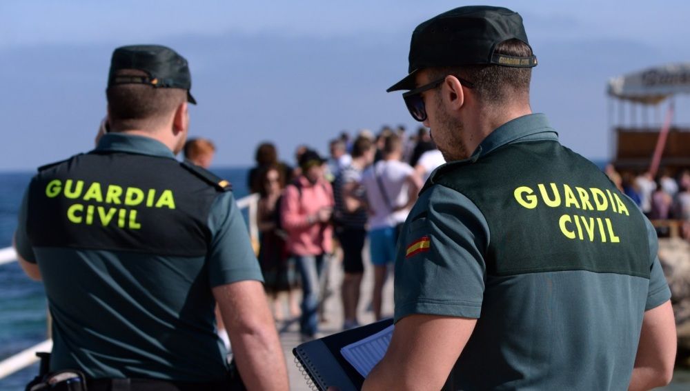 Dos trabajadores de la Guardia Civil durante un servicio.