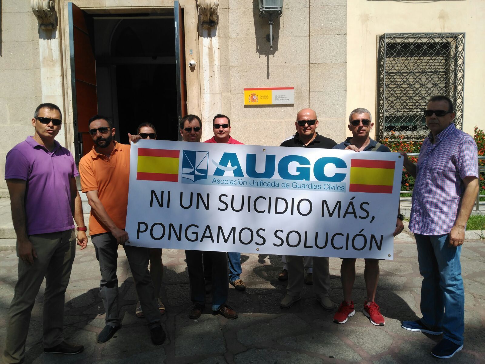 AUGC lleva años reclamando medidas efectivas para reducir la tasa de sucidios en la Guardia Civil. En la imagen, compañeros de la delegación de Badajoz durante una concentración. AUGC lleva años reclamando medidas efectivas para reducir la tasa de sucidios en la Guardia Civil. En la imagen, compañeros de la delegación de Badajoz durante una concentración.