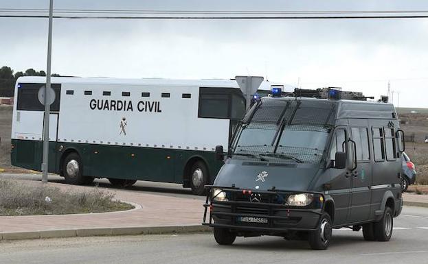 Vehículos oficiles de la Guardia Civil para el traslado de presos.