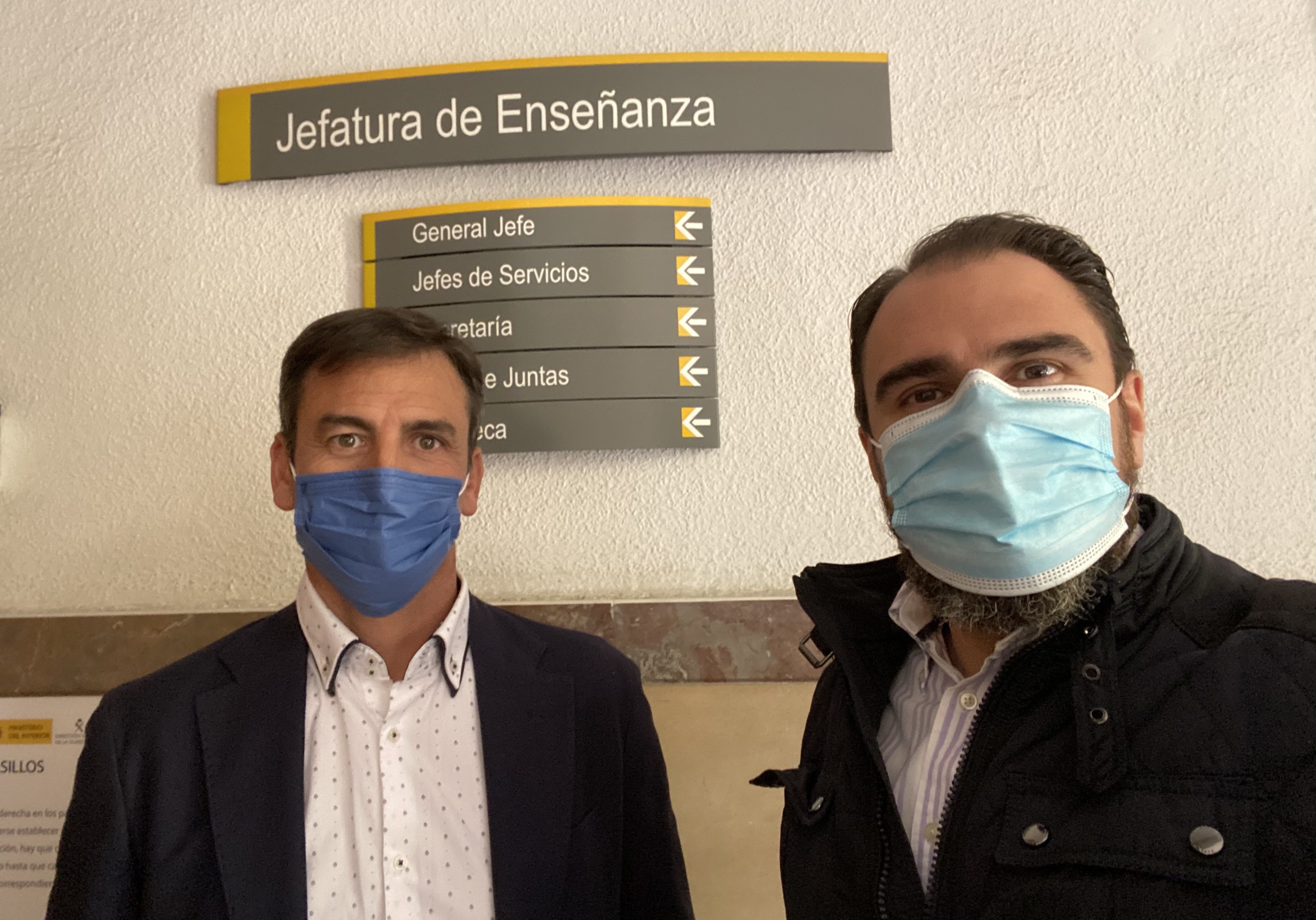 El secretario general de AUGC, Juan Fernández (izquierda) y el secretario nacional de Coordinación Sectorial, Germán Gómez, instantes antes de mantener la reunión en la Jefatura de Enseñanza de la Guardia Civil.