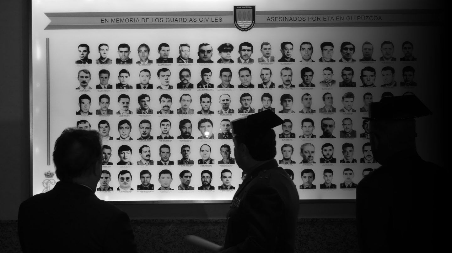 Panel con las fotografías de los guardias civiles asesinados por ETA.