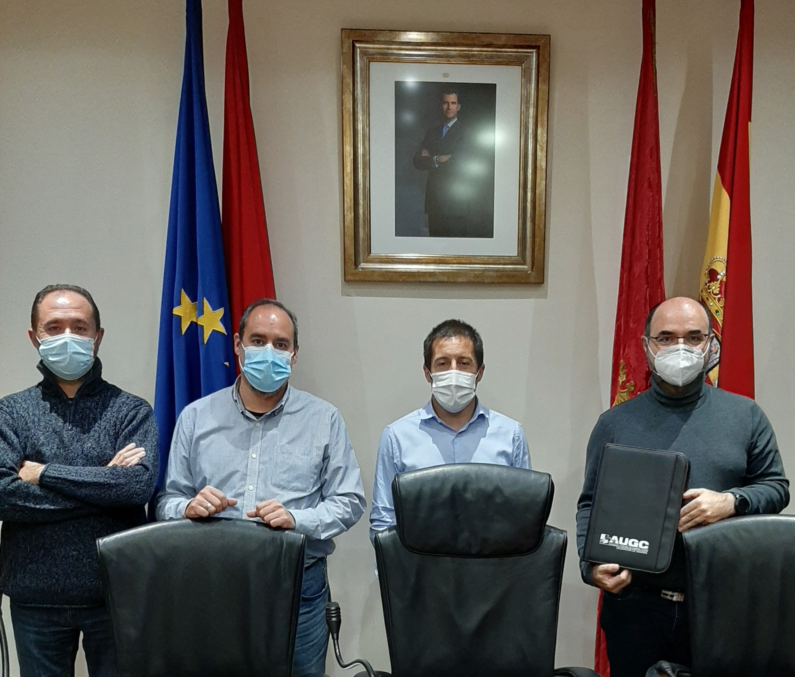 Representantes de AUGC con el presidente de la Federación de Municipios y Concejos de Navarra.