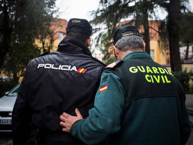 Un agente de la Guardia Civil junto a otro de la Policía Nacional: misma función, distintas condiciones de trabajo.